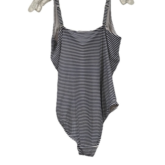 Nip Tuck Swim
Women size 10
Multifit cup
Black white strip
85%Nylon 15%spandex - Picture 2 of 11